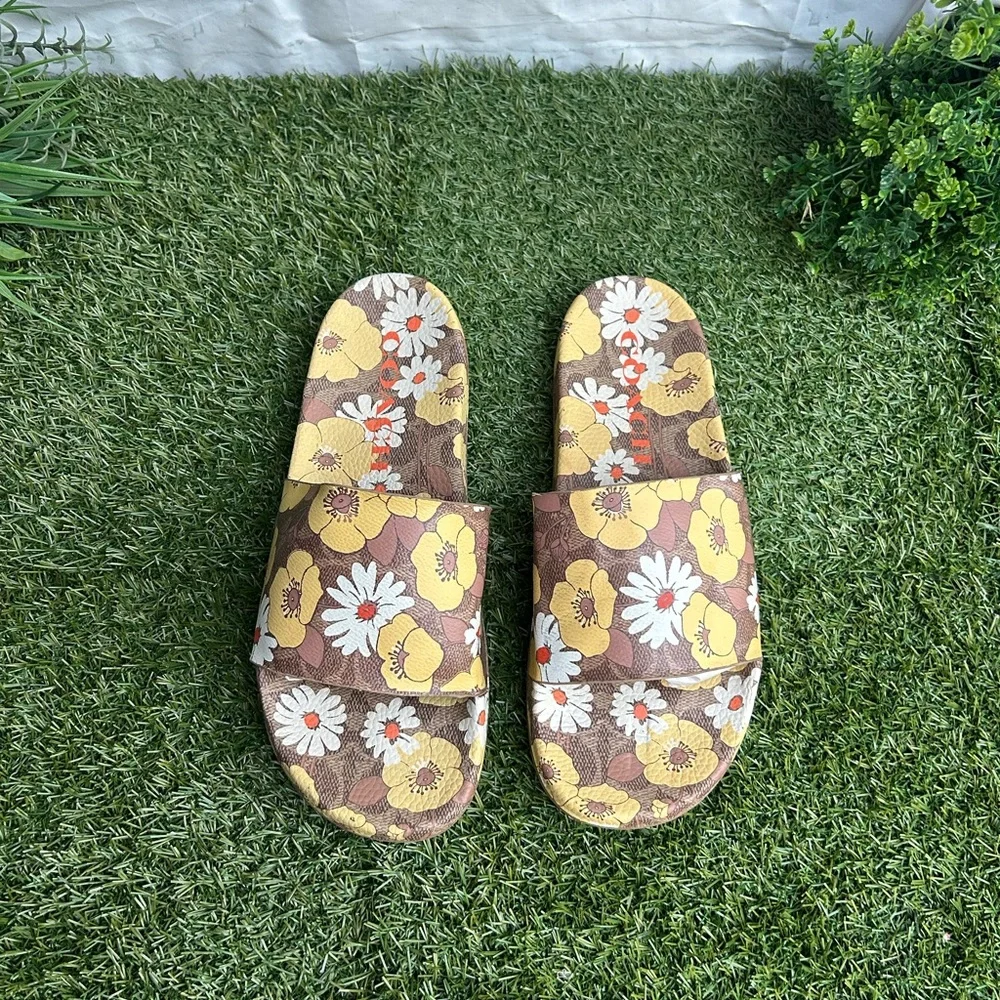 COACH
Udele Sig Floral Sport Slide
Women size 10 NEW
$95.00
Color: Beige - Picture 10 of 16